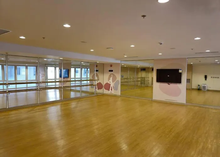 Apartment Modern & New, Work Desk, Fast Internet, Balcony *
