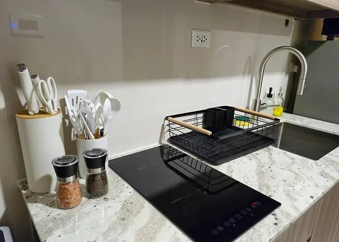 Apartment Modern & New, Work Desk, Fast Internet, Balcony Manila