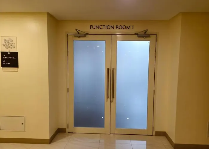 Modern & New, Work Desk, Fast Internet, Balcony Apartment *